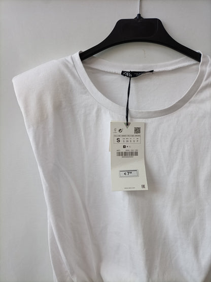 ZARA. Camiseta blanca hombreras T.s
