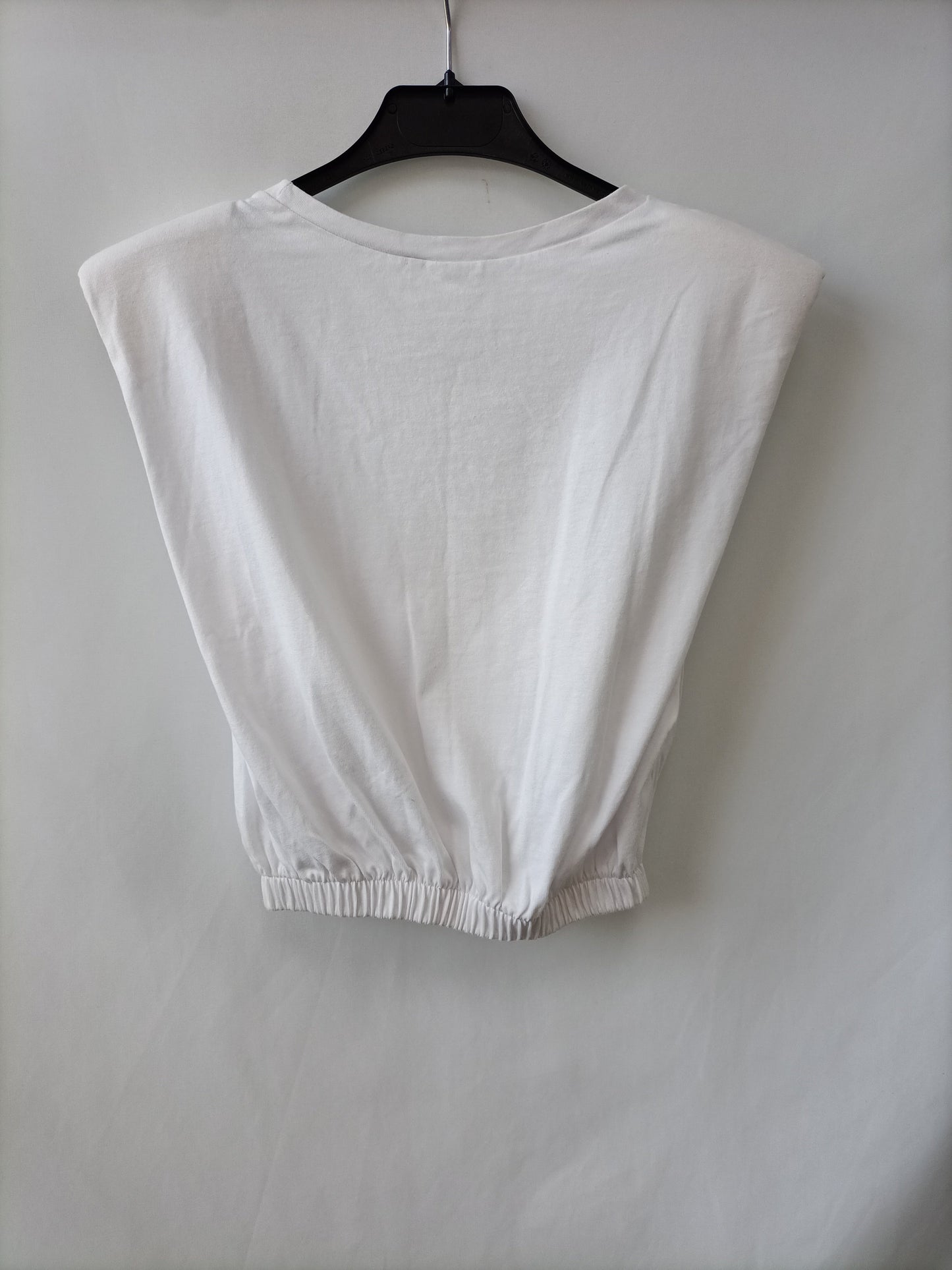 ZARA. Camiseta blanca hombreras T.s