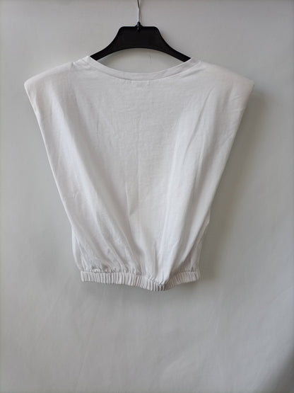 ZARA. Camiseta blanca hombreras T.s
