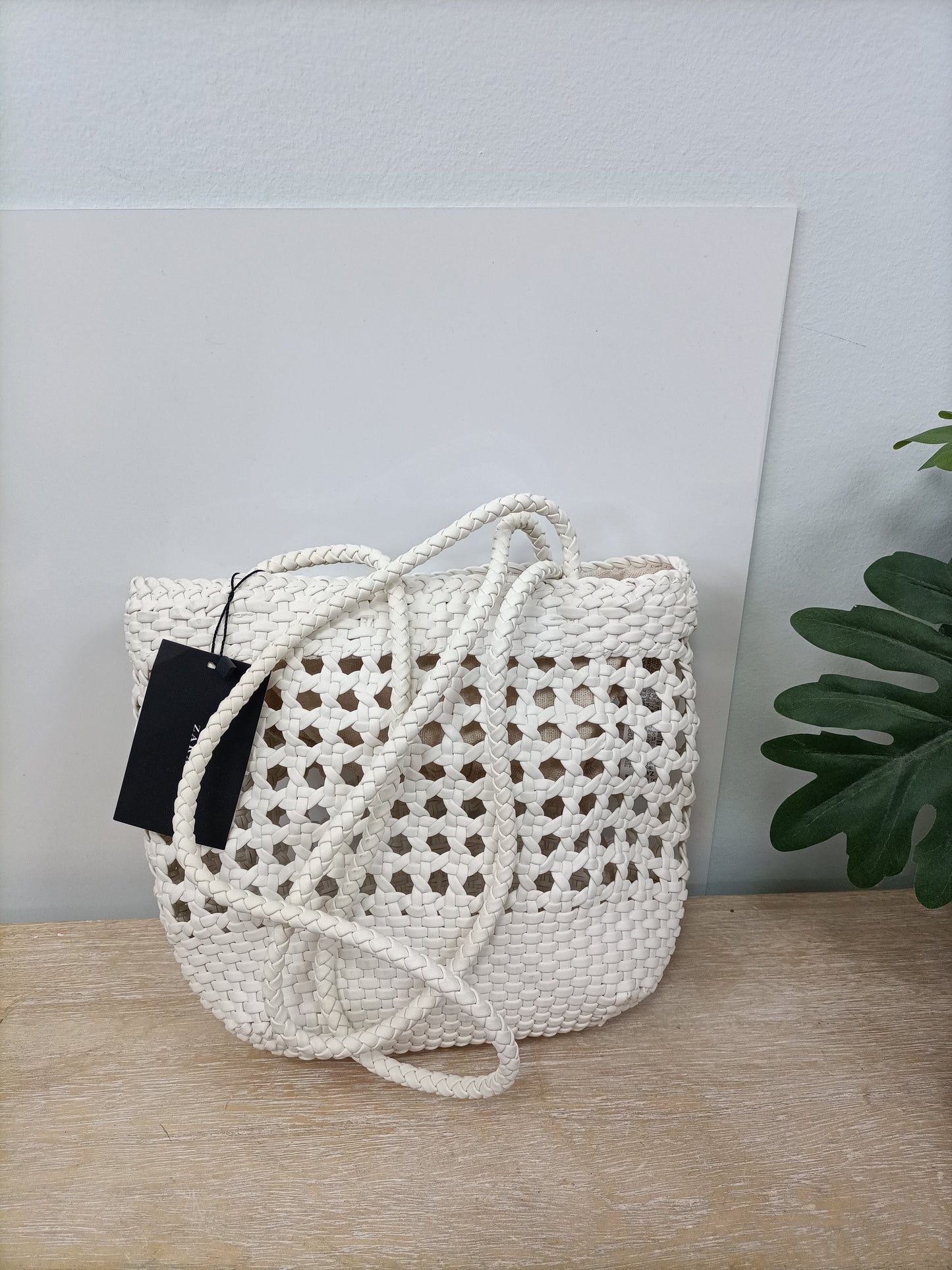 ZARA. Bolso blanco rejilla