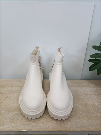 STRADIVARIUS. Botas blanco roto T.37