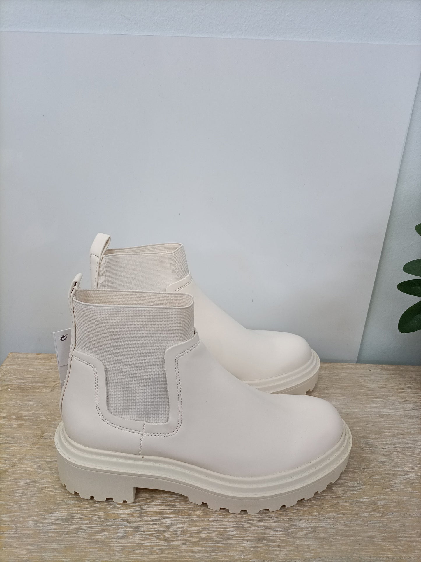 STRADIVARIUS. Botas blanco roto T.37