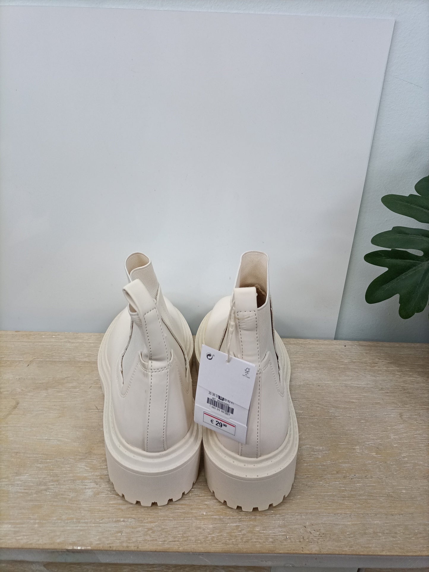 STRADIVARIUS. Botas blanco roto T.37