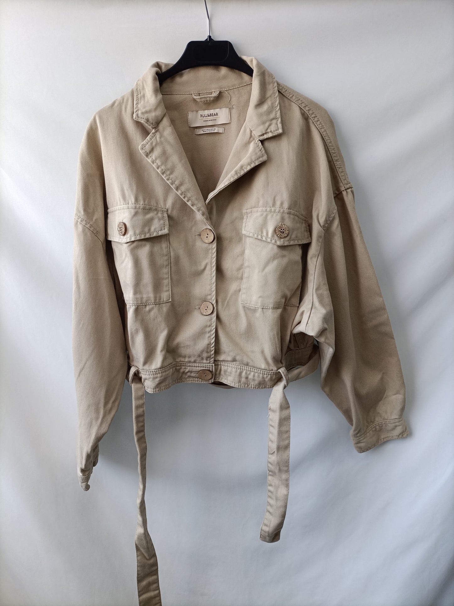 PULL&BEAR. Cazadora corta beige T.m