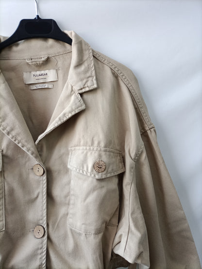 PULL&BEAR. Cazadora corta beige T.m