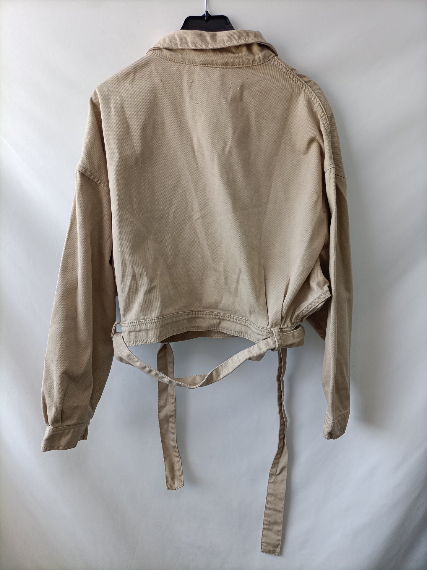 PULL&BEAR. Cazadora corta beige T.m