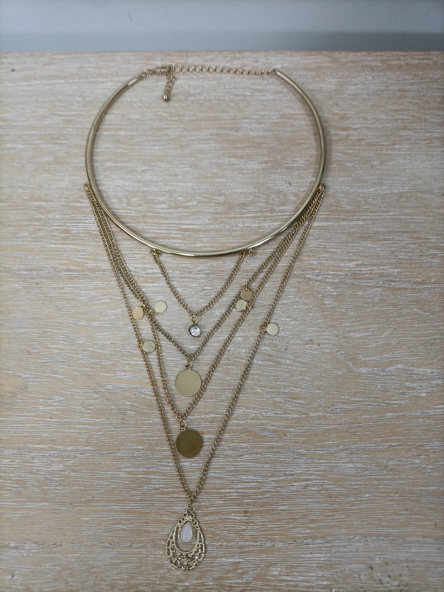 OTRAS. Gargantilla dorada