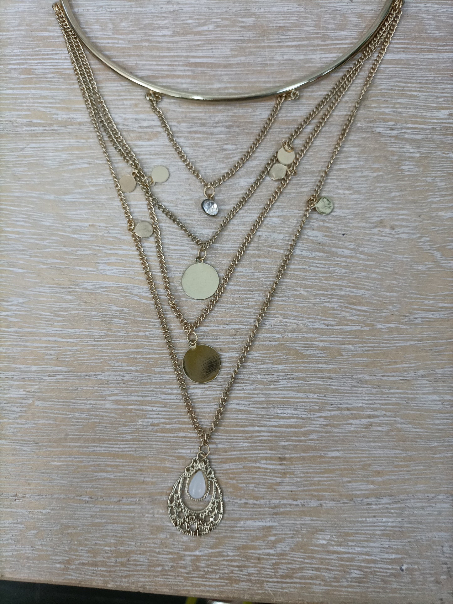 OTRAS. Gargantilla dorada