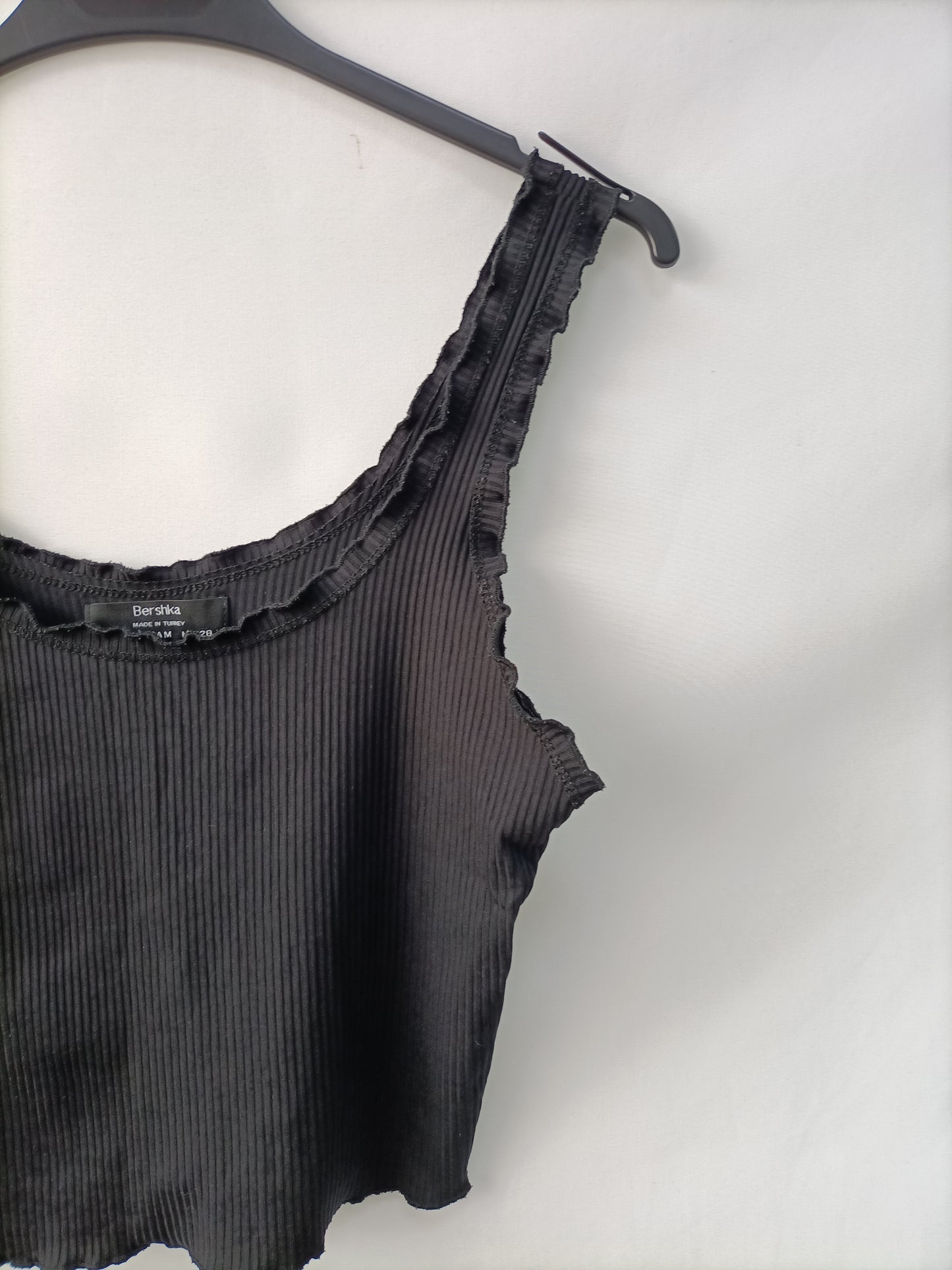 BERSHKA. Top canalé negro T.m