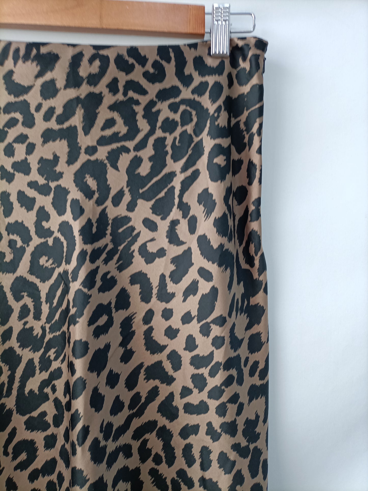 ASOS. Falda midi animal print T.36