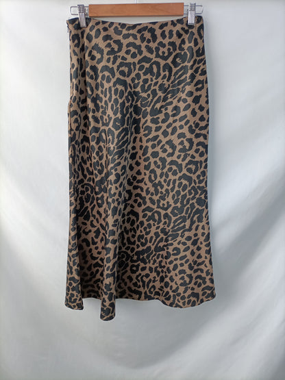 ASOS. Falda midi animal print T.36