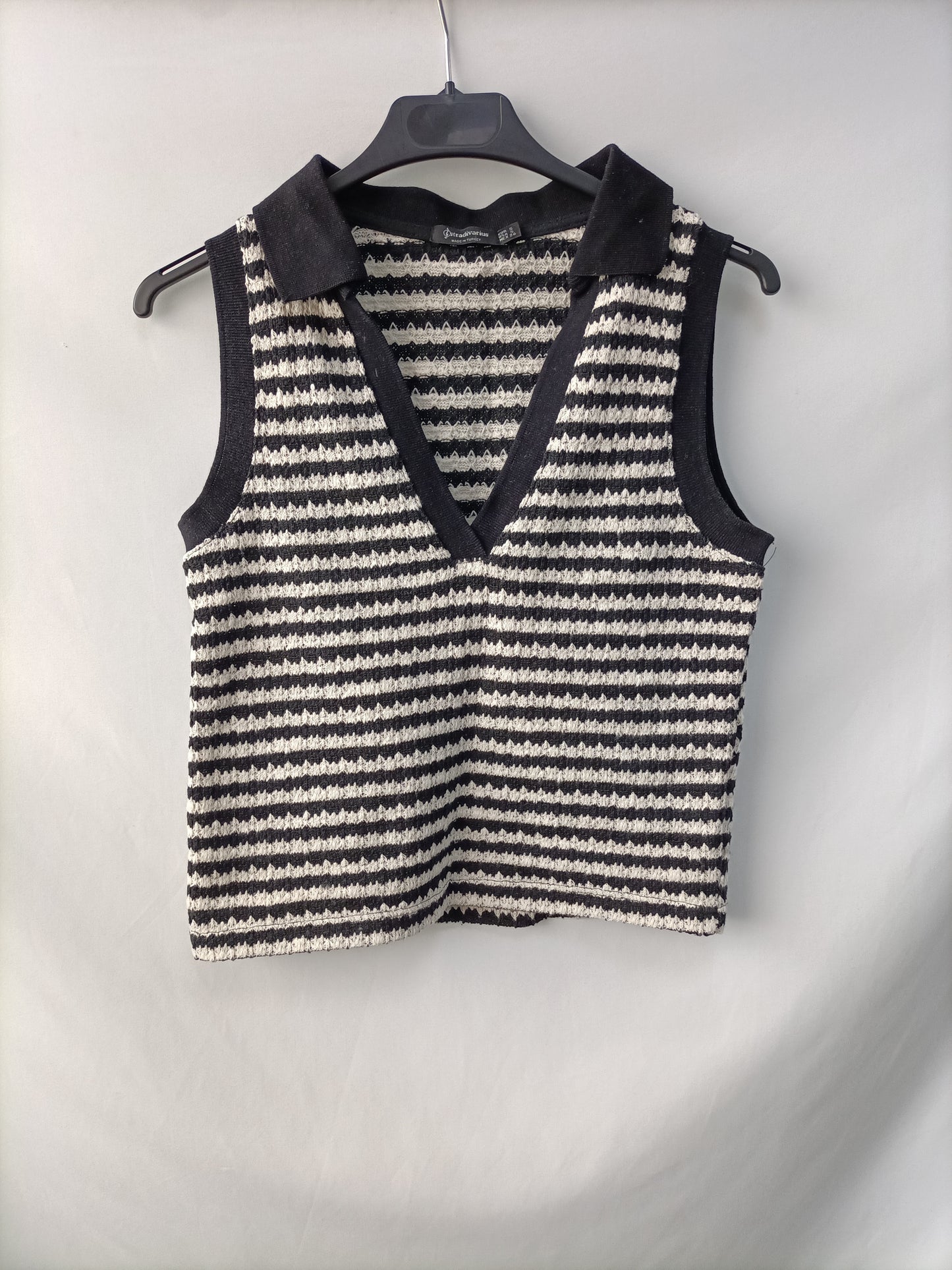 STRADIVARIUS. Top polero beige y negro T.s