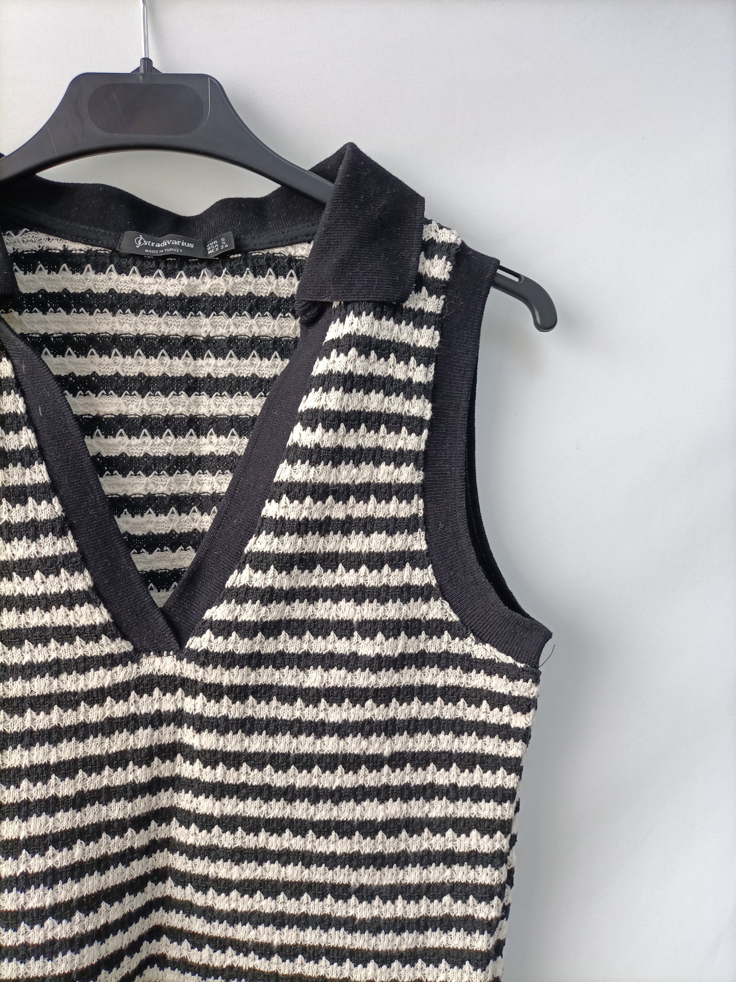 STRADIVARIUS. Top polero beige y negro T.s