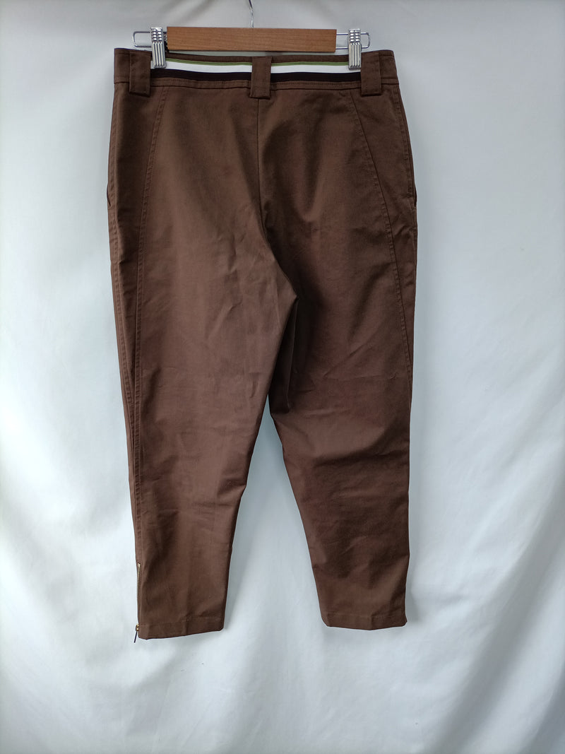 PURIFICACIÓN GARCÍA. Pantalón marrón cremallera T.40