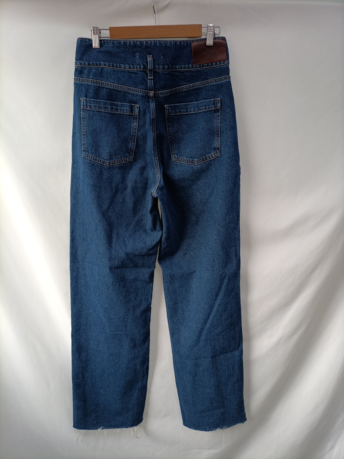 ZARA. Pantalón denim T.38