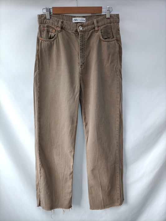 ZARA. Pantalón denim marrón T.40