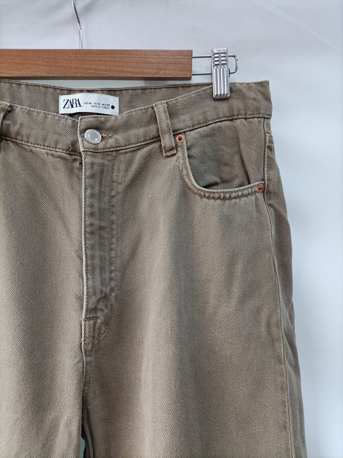 ZARA. Pantalón denim marrón T.40