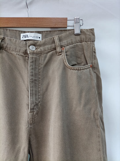 ZARA. Pantalón denim marrón T.40