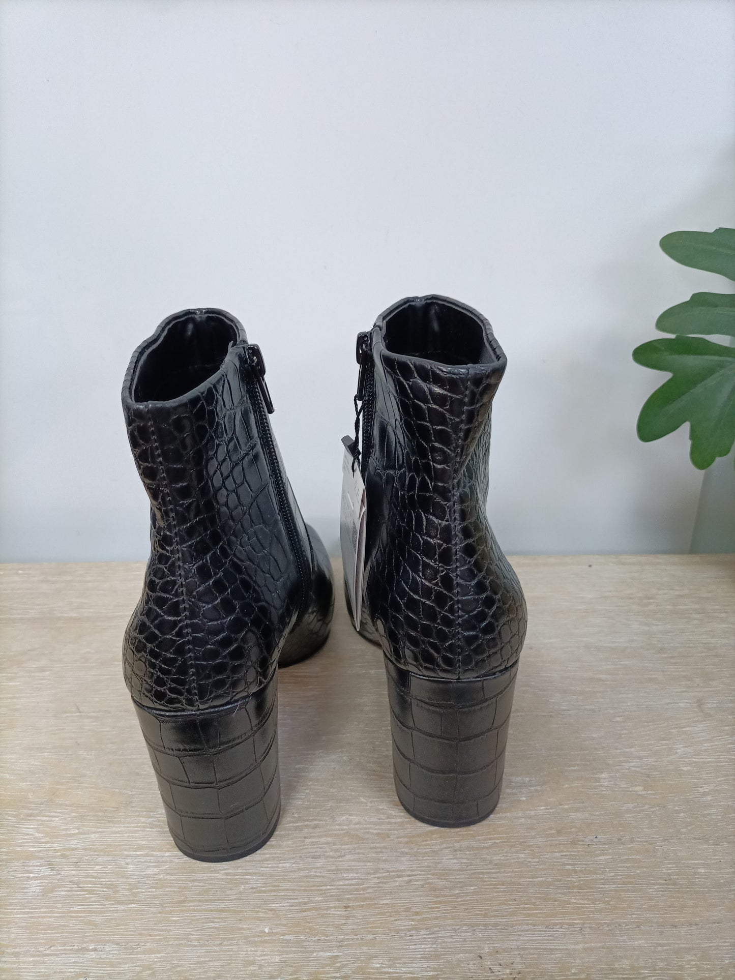 MANGO. Botín negro serpiente T.38