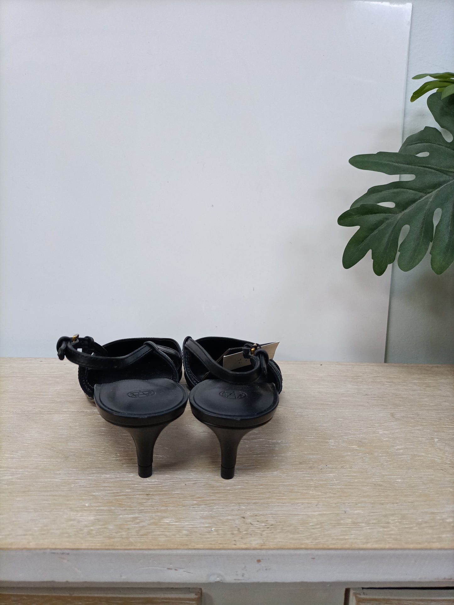 MASSIMO DUTTI. Zapatos negro pico T.37