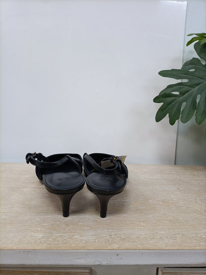 MASSIMO DUTTI. Zapatos negro pico T.37