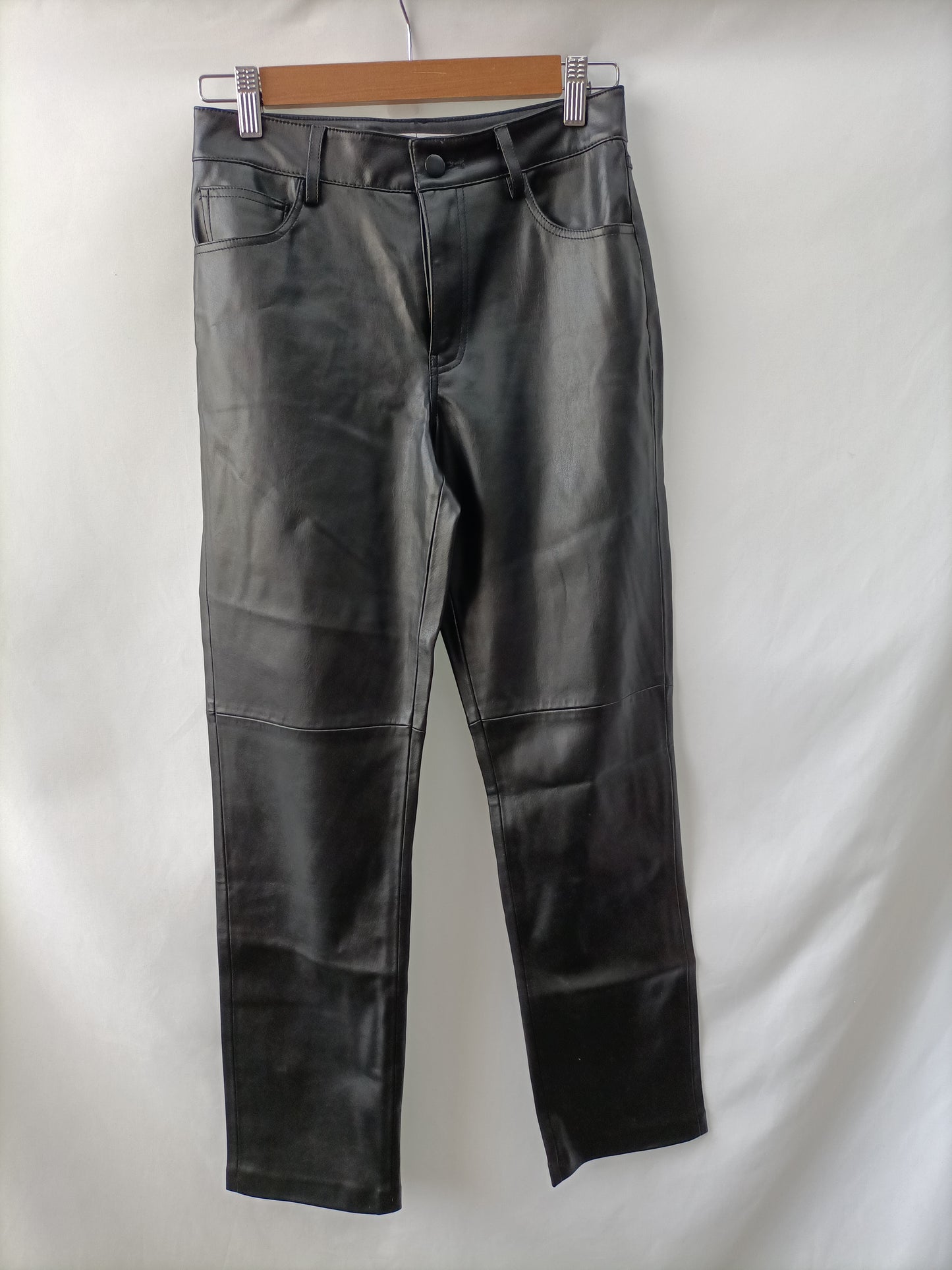 MANGO.Pantalones rectos polipiel T.34