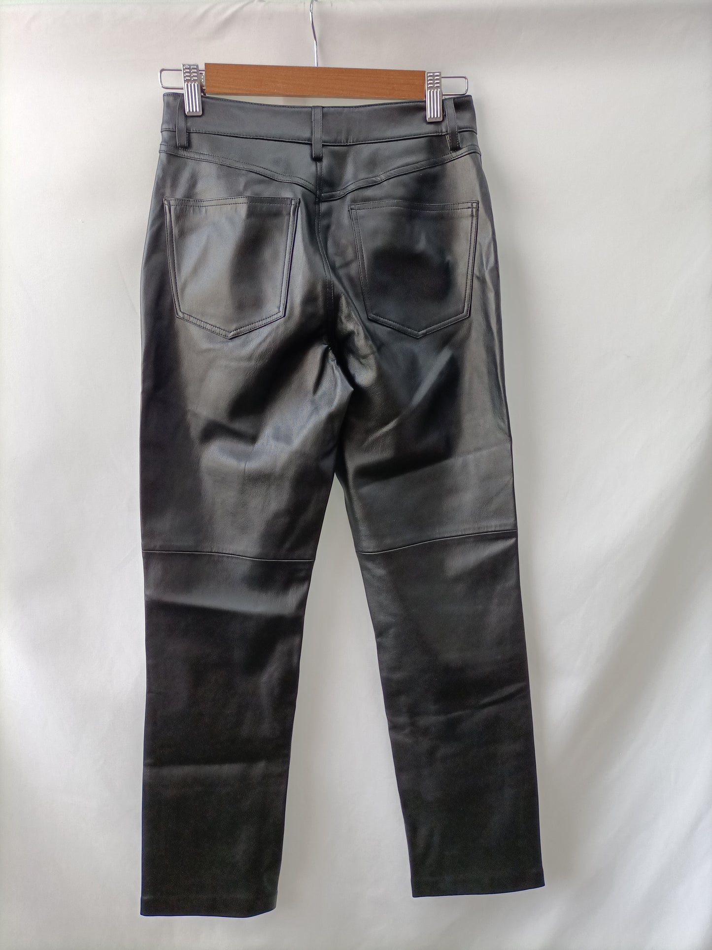 MANGO.Pantalones rectos polipiel T.34