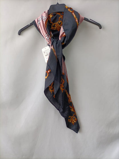 STRADIVARIUS.Pañuelo estampado cadenas