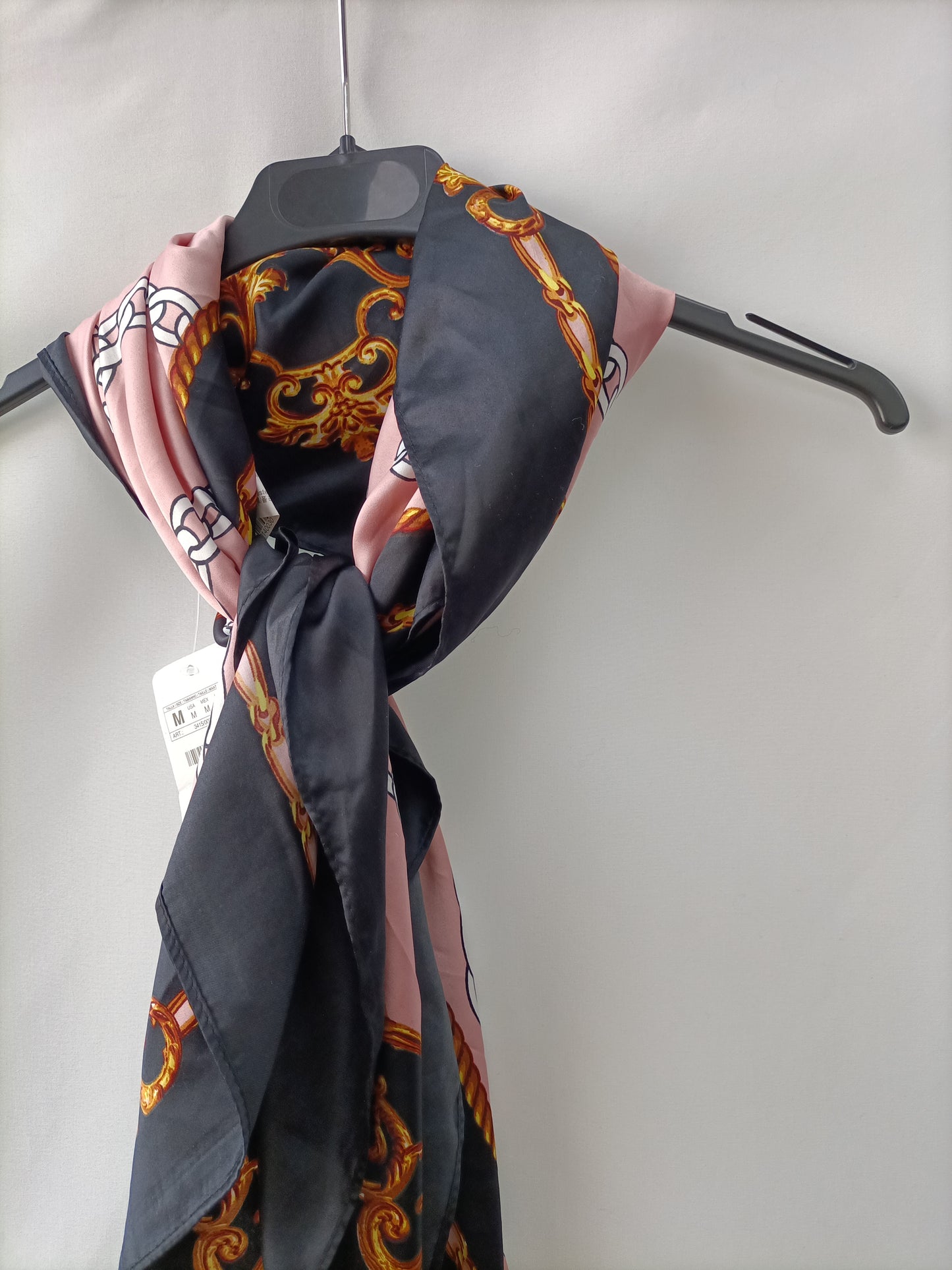 STRADIVARIUS.Pañuelo estampado cadenas