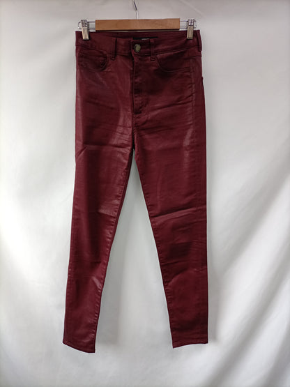 UTERQÜE. Pantalón burdeos encerado T.38