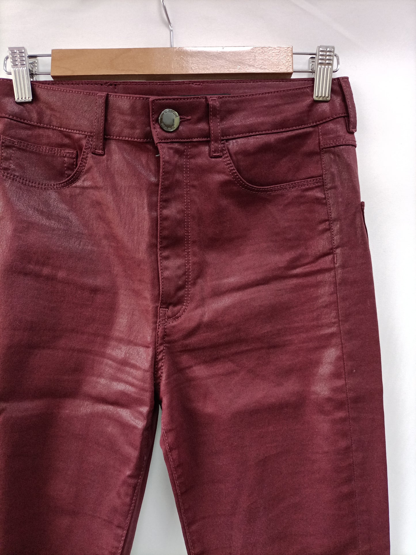 UTERQÜE. Pantalón burdeos encerado T.38