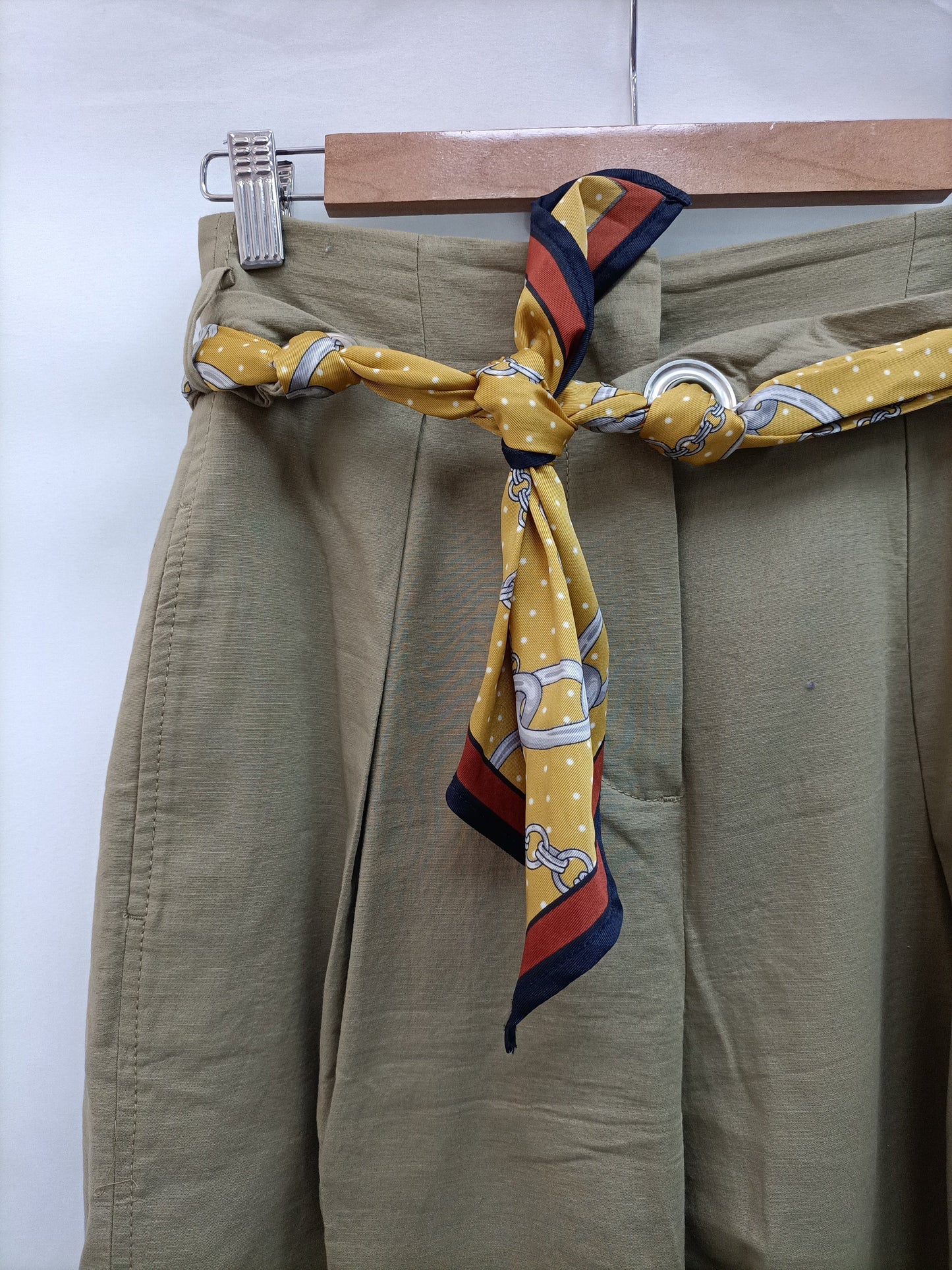 MANGO.Pantalones pinza cintura alta lazada T.36