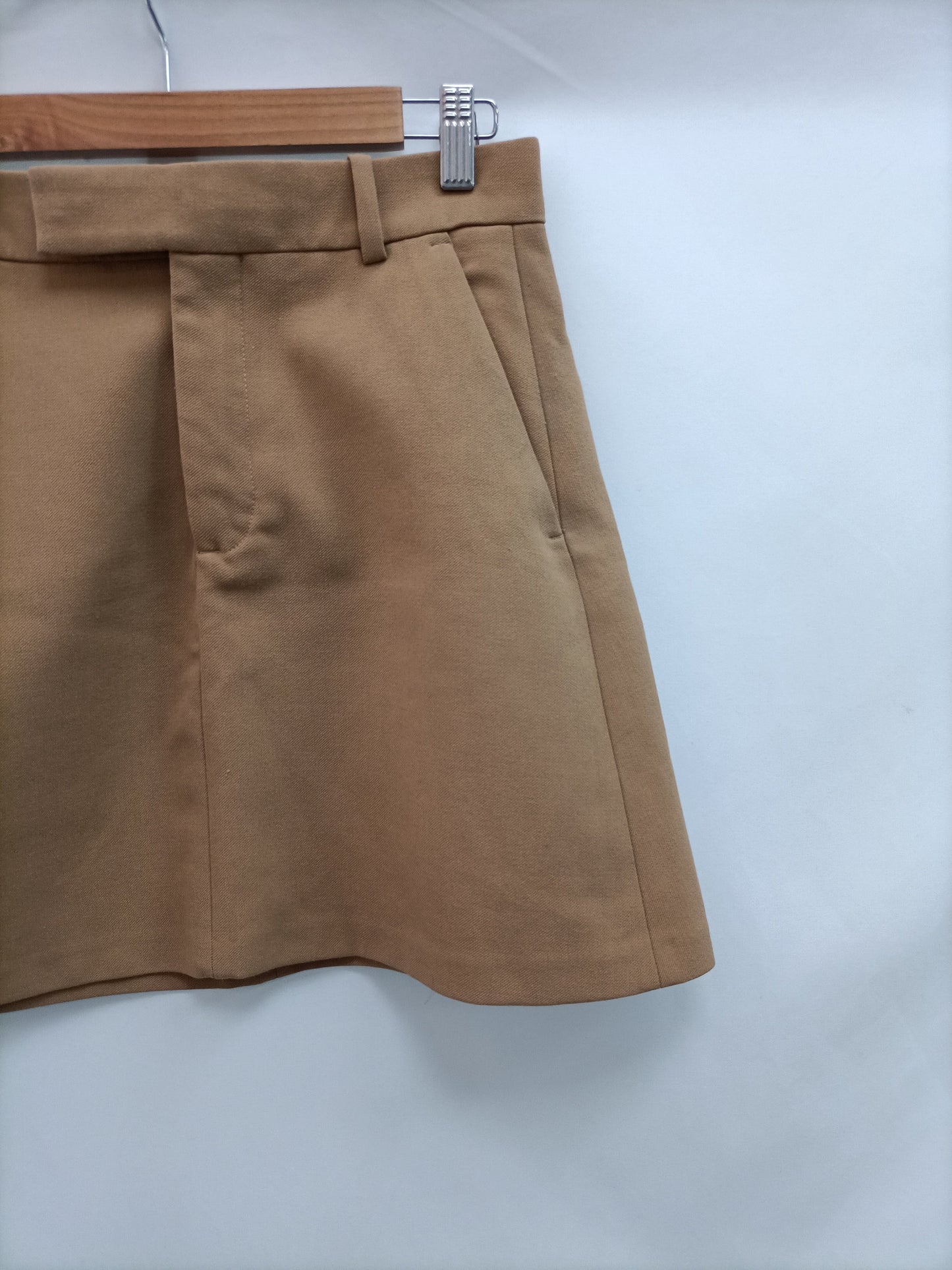 ZARA.Falda corta camel arreglada T.s
