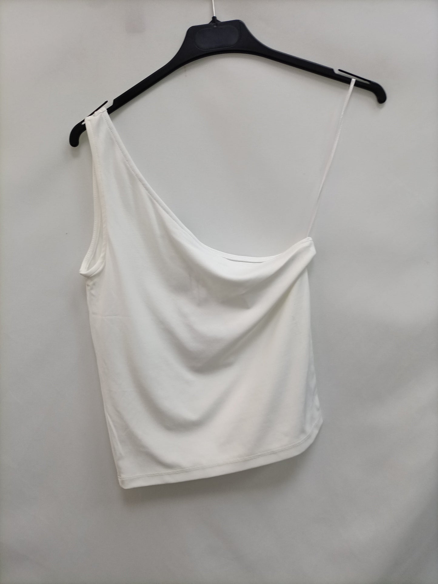 STRADIVARIUS.Top elástico blanco asimétrico T.m