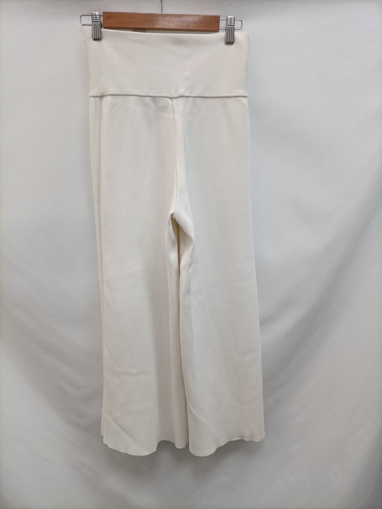 ZARA.Pantalones blancos punto T.s
