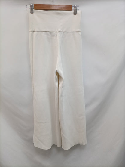 ZARA.Pantalones blancos punto T.s