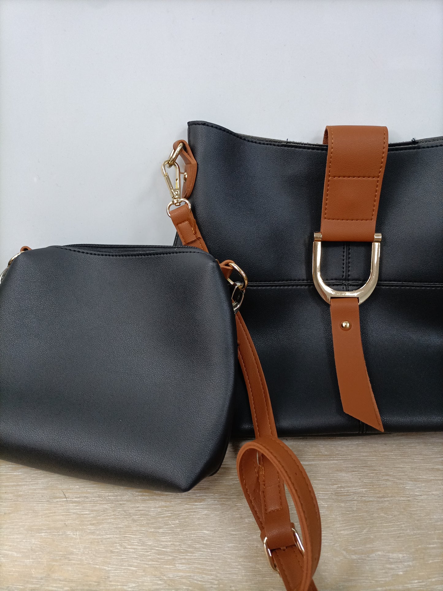 PAULA ROSSI.Bolso (doble) polipiel negro y camel