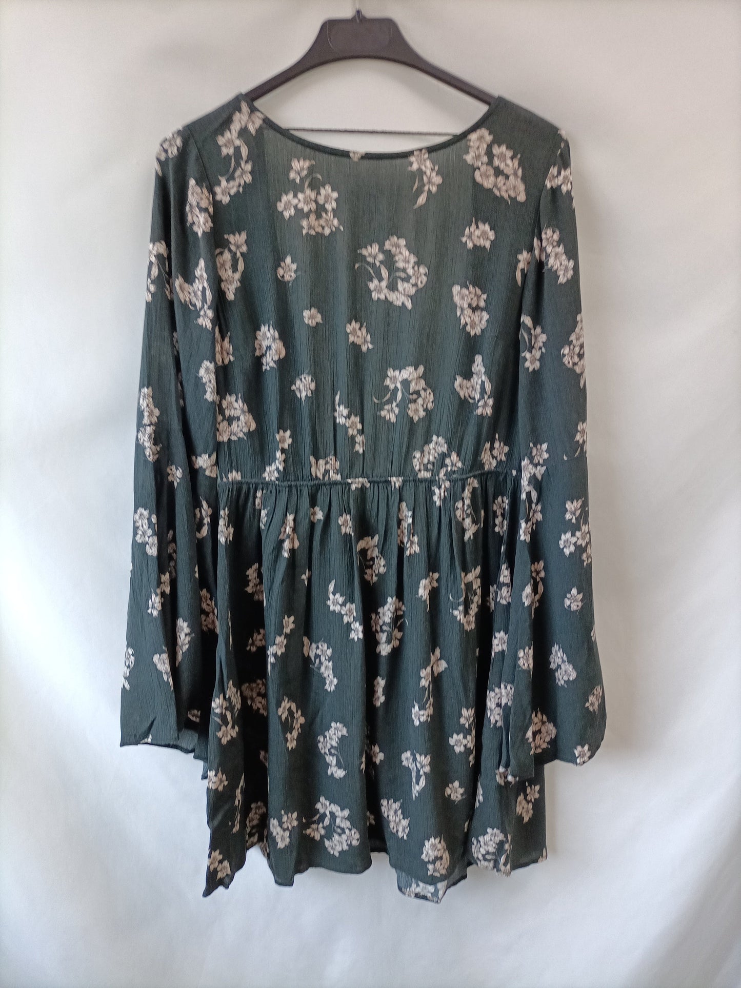 PULL&BEAR. Vestido verde flores T.s