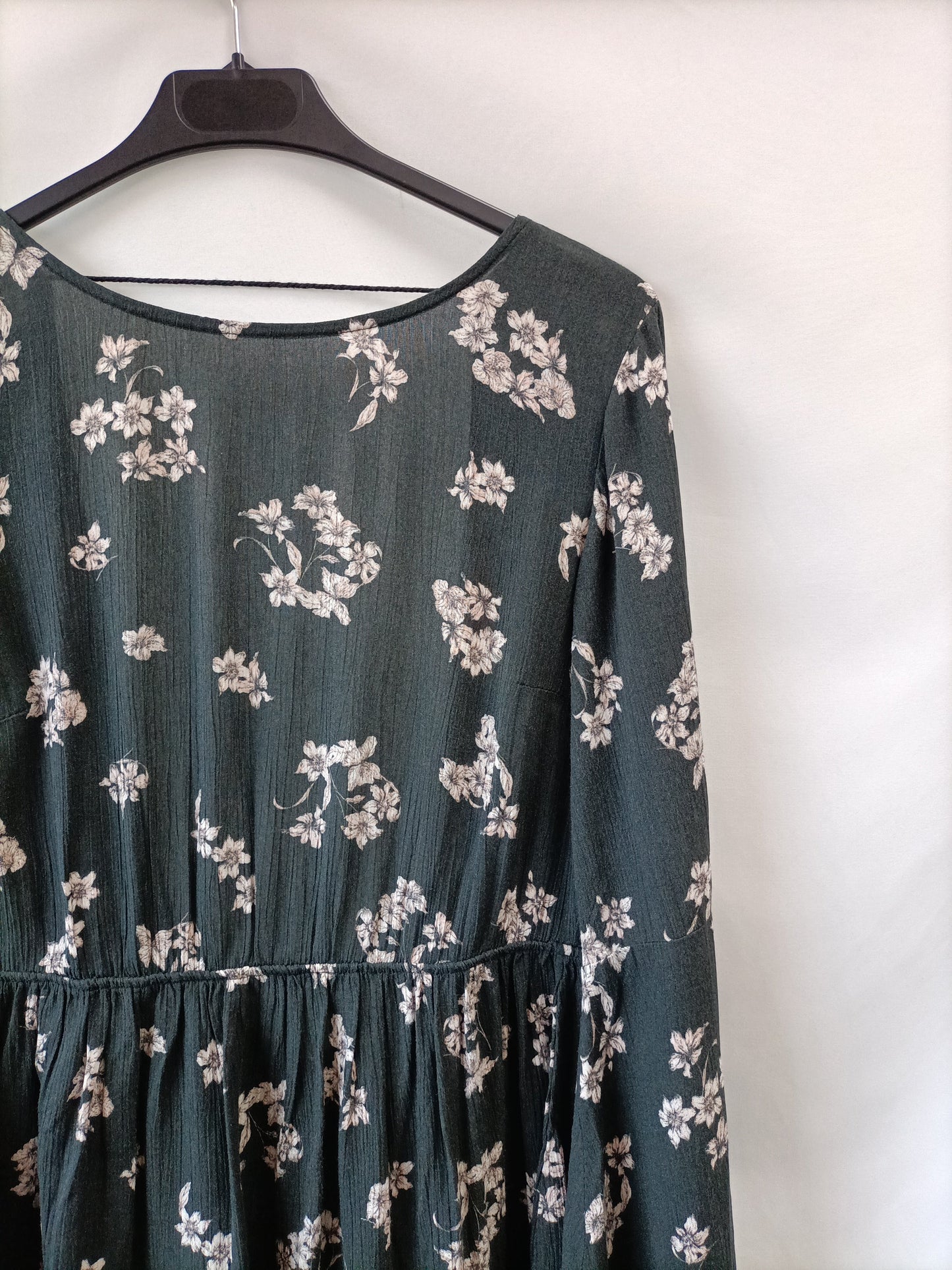 PULL&BEAR. Vestido verde flores T.s