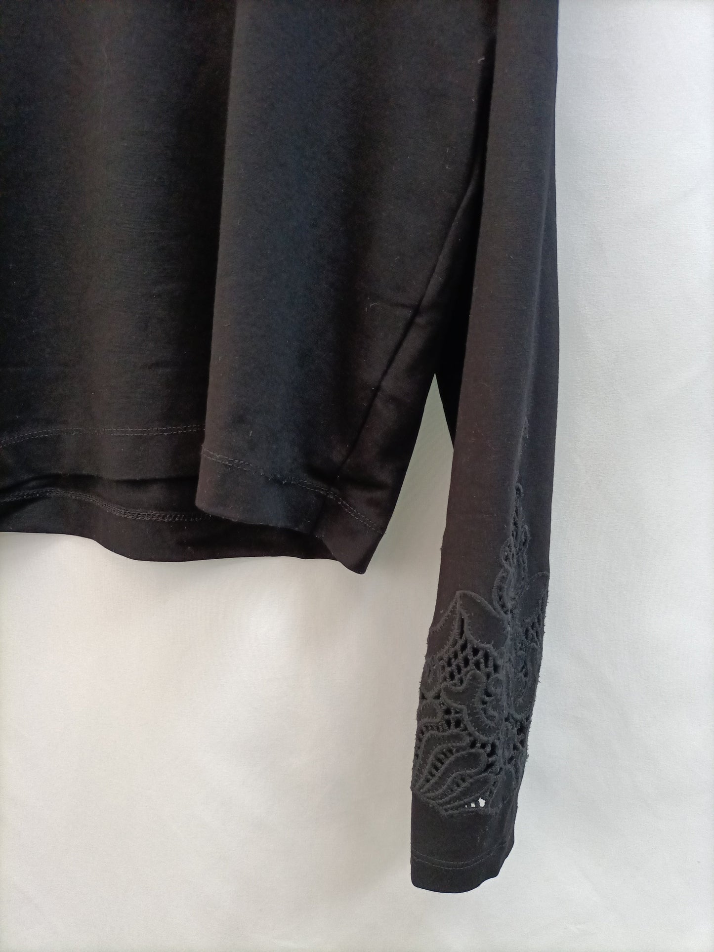 H&M. Sudadera negra encajes T.xs