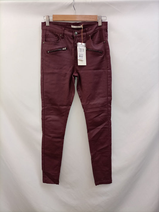 B. YOUNG. Waxed burgundy trousers S26 (34/36)