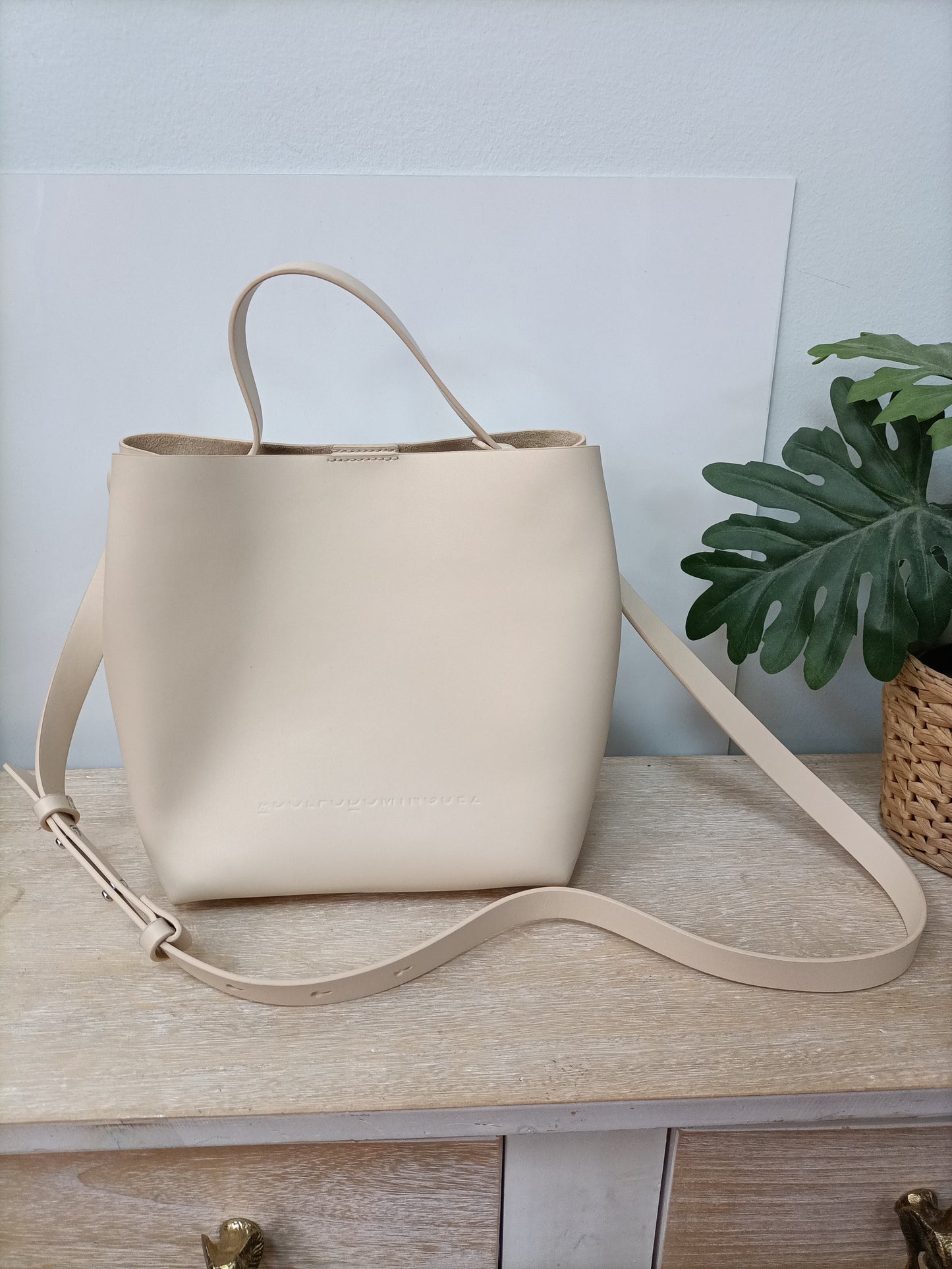 ADOLFO DOMINGUEZ.Bolso beige piel