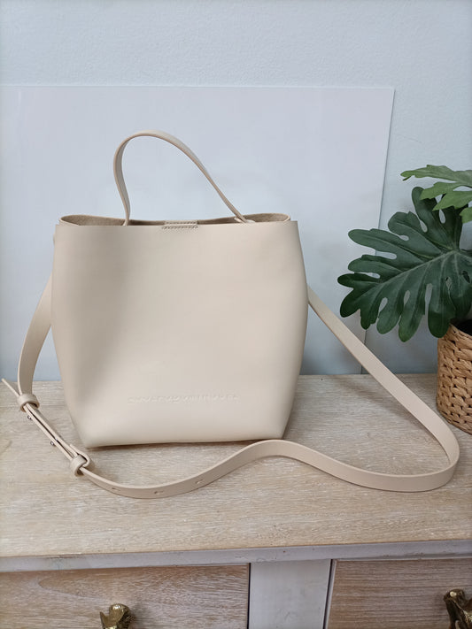ADOLFO DOMINGUEZ.Bolso beige piel