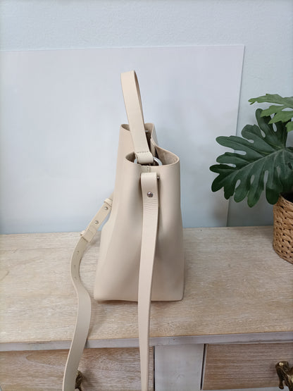 ADOLFO DOMINGUEZ.Bolso beige piel