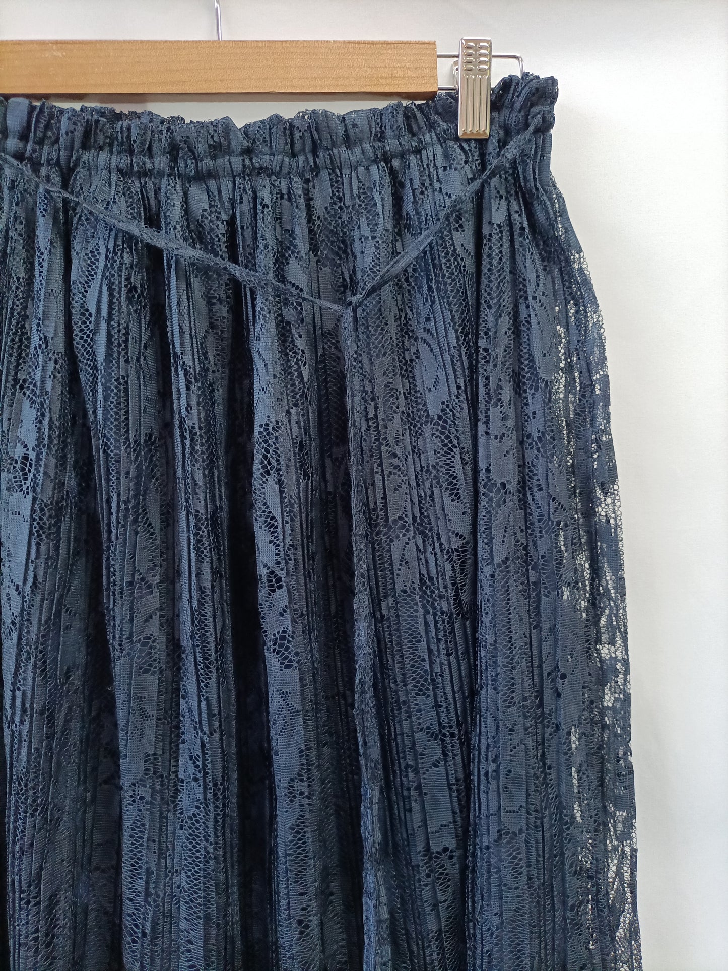 ZARA. Falda midi azul encaje T.xs
