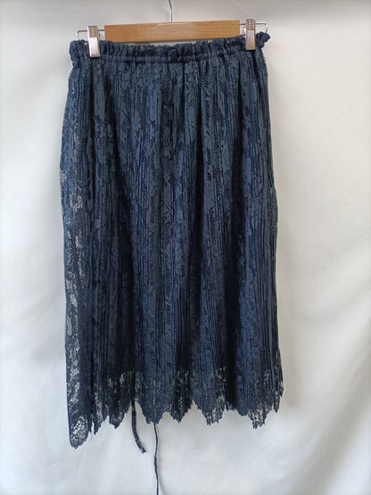 ZARA. Falda midi azul encaje T.xs