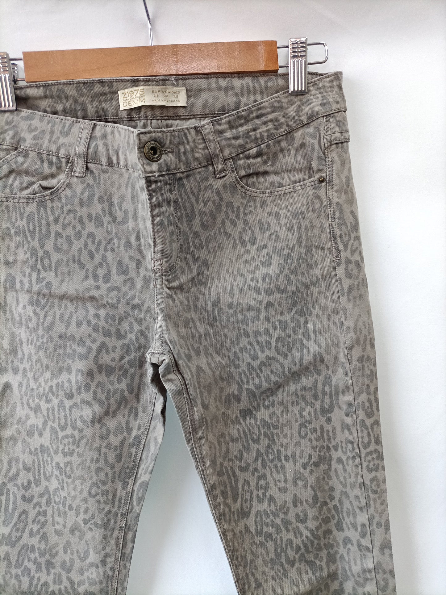 ZARA. Pantalon animal print T.36