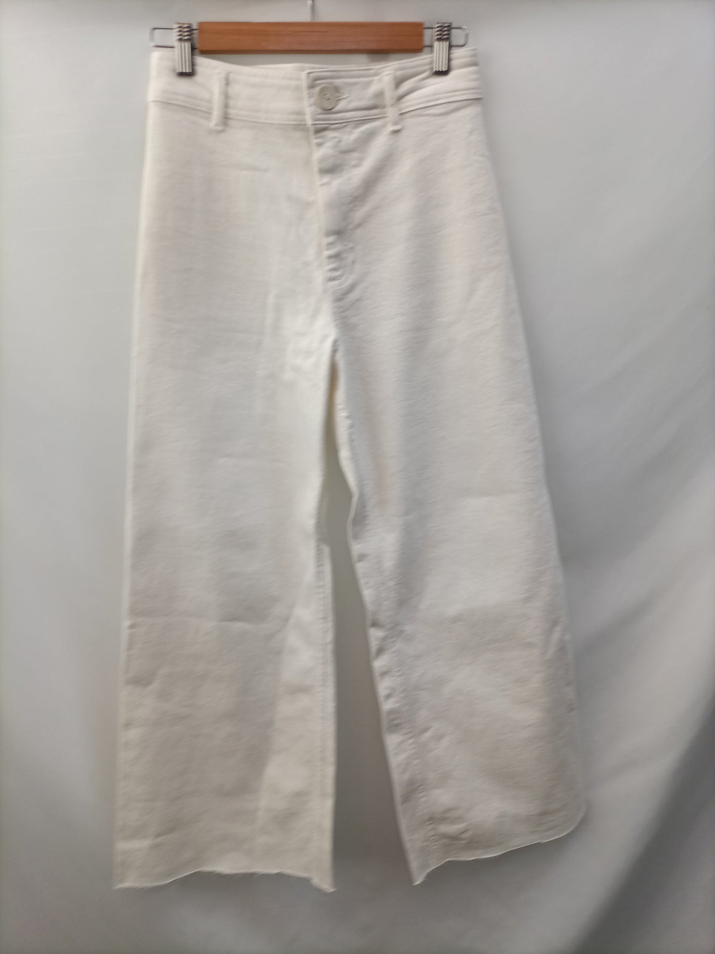 ZARA.Pantalones blancos acampanados T.36