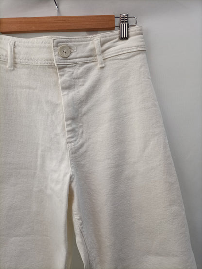 ZARA.Pantalones blancos acampanados T.36
