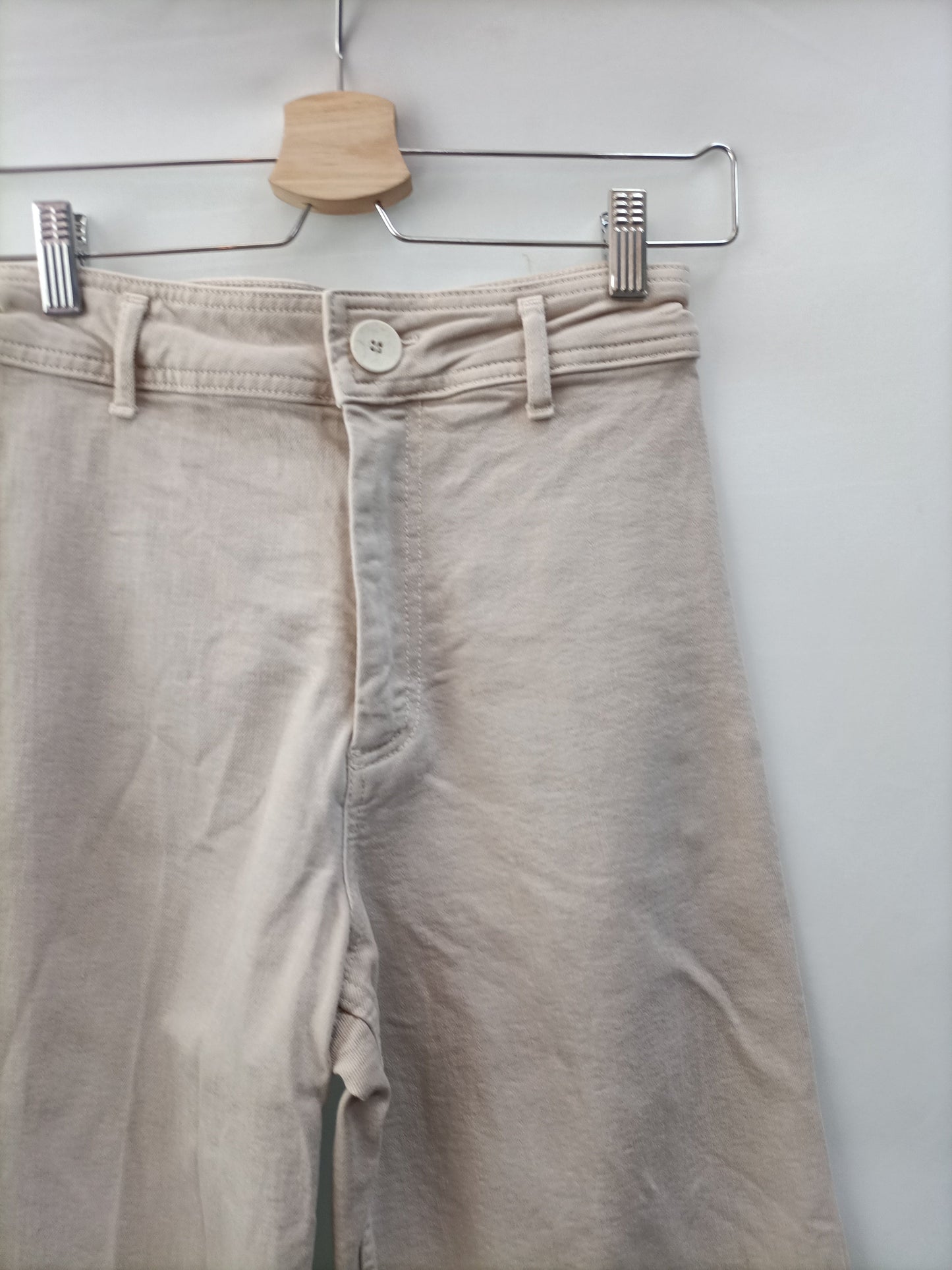 ZARA.Pantalones beiges acampanados T.36